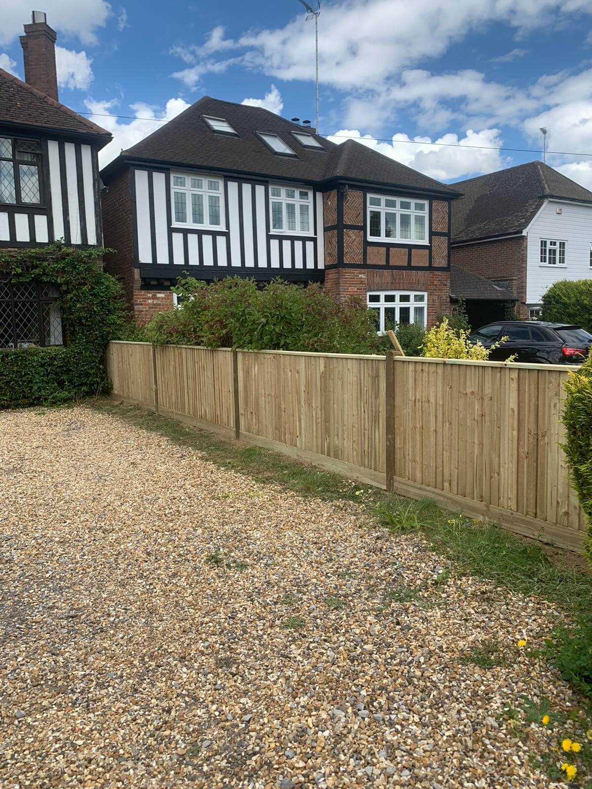 Closeboard-fence-with-wooden-posts1